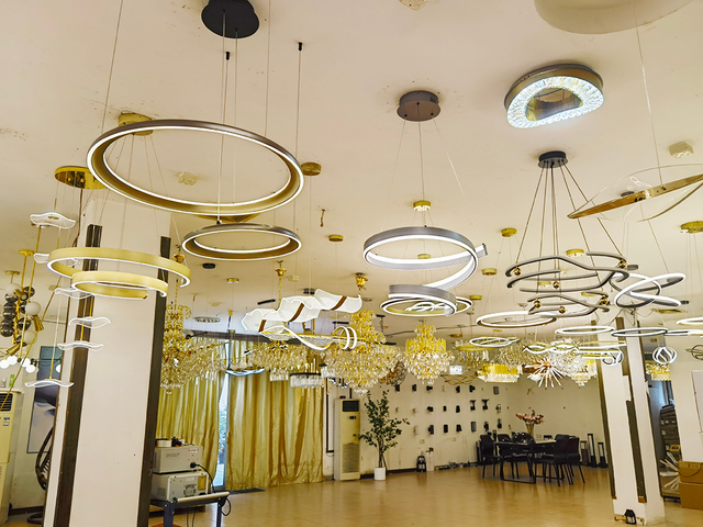 Stylish glass pendant light fixture